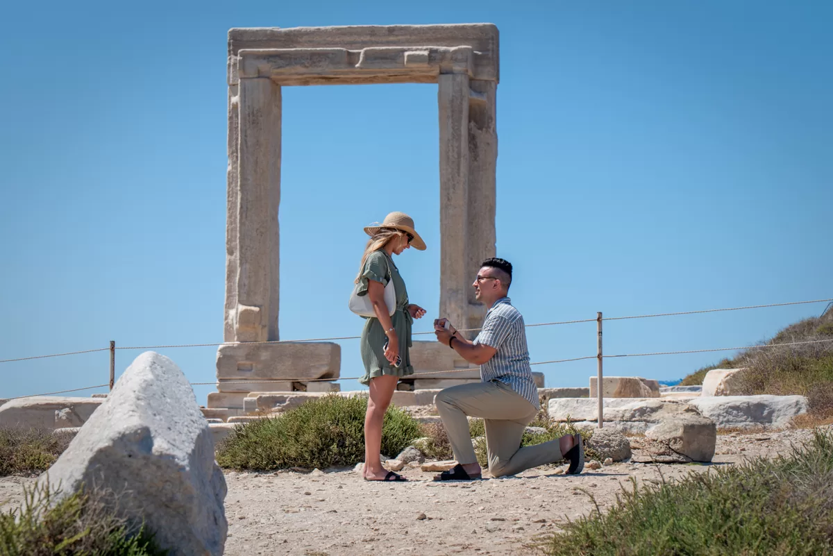 Wedding proposal in front of Portara in Naxos, captured by naxos photographer