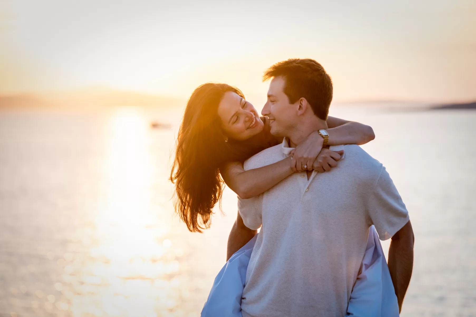 girl hanging her boyfriend, loooking at each other, captured by naxos photographer